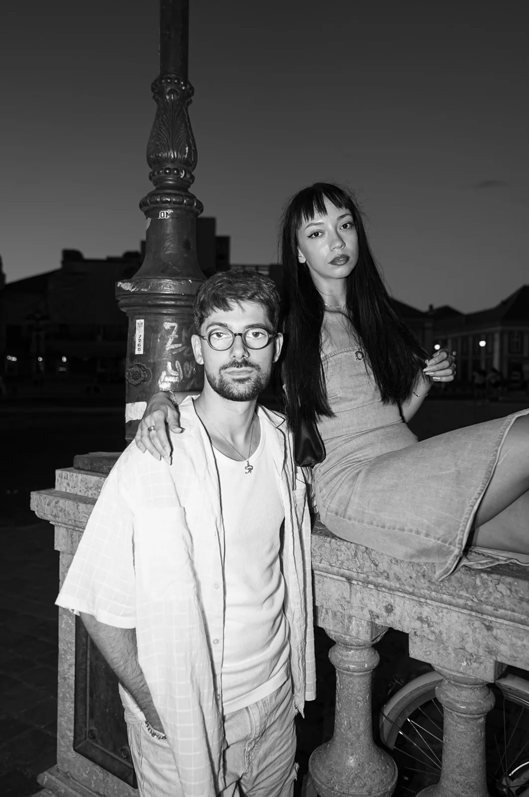 Black and white couple portrait next to a street lamp, Piața Victoriei