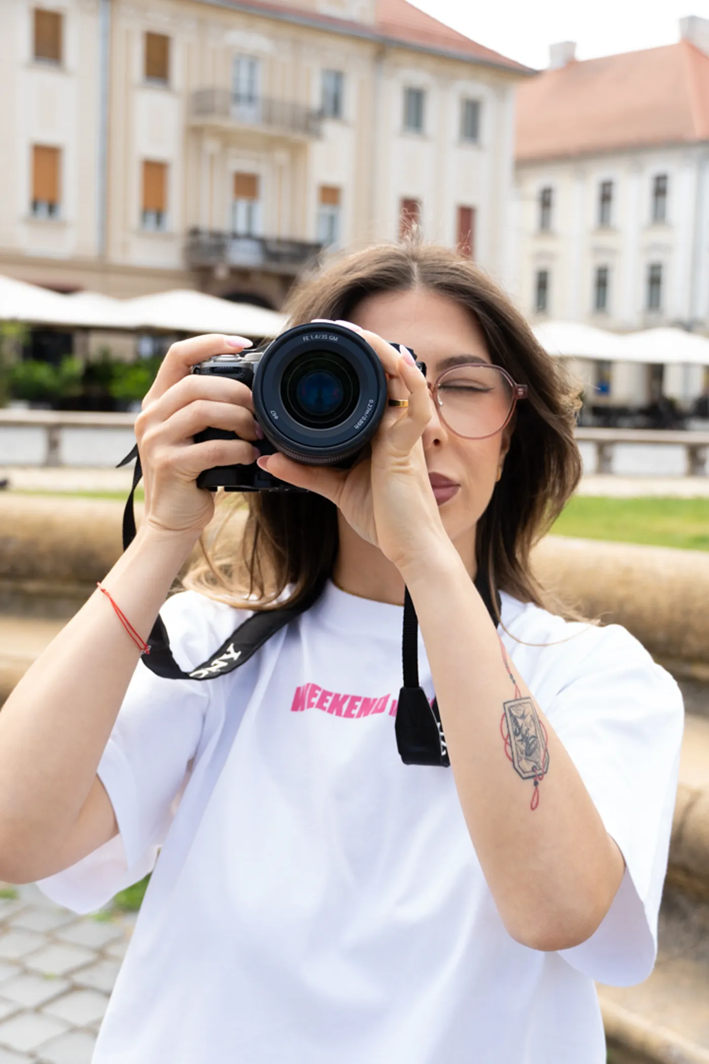 Sidonia Anghel fotografiind în centrul Timișoarei